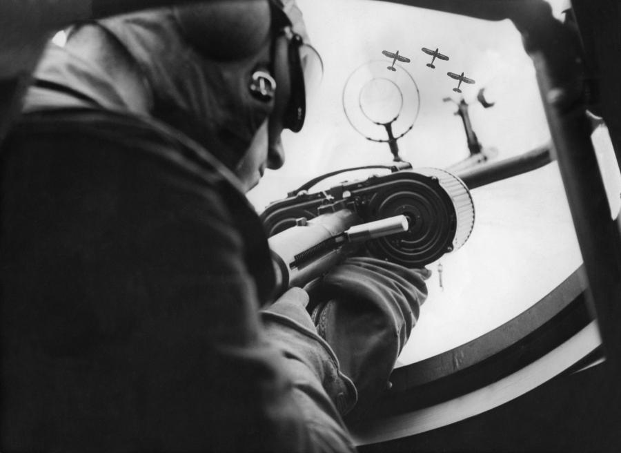 Willi Ruge. Aus der Serie Mit unseren Kampffliegern in der Luft. 1936. Ullstein Bild Collection/The Granger Collection, New York. © The Granger Collection Ltd Willi Ruge. Aus der Serie Mit unseren Kampffliegern in der Luft. 1936. Ullstein Bild Collection/The Granger Collection, New York. © The Granger Collection Ltd