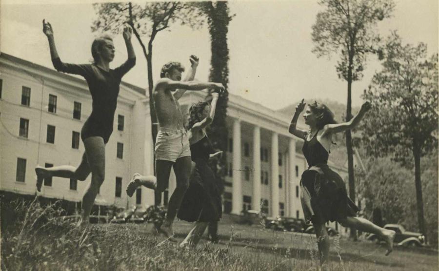 Black Mountain College: Sue Spayth (li) und unbekannte Studierende vor der Lee Hall, Blue Ridge Campus, um 1938 / Black Mountain College: Sue Spayth (le) and students in front of Lee Hall, Blue Ridge Campus, around 1938 © Courtesy of Western Regional Archives, States Archives of North Carolina Black Mountain College: Sue Spayth (li) und unbekannte Studierende vor der Lee Hall, Blue Ridge Campus, um 1938 / Black Mountain College: Sue Spayth (le) and students in front of Lee Hall, Blue Ridge Campus, around 1938 © Courtesy of Western Regional Archives, States Archives of North Carolina
