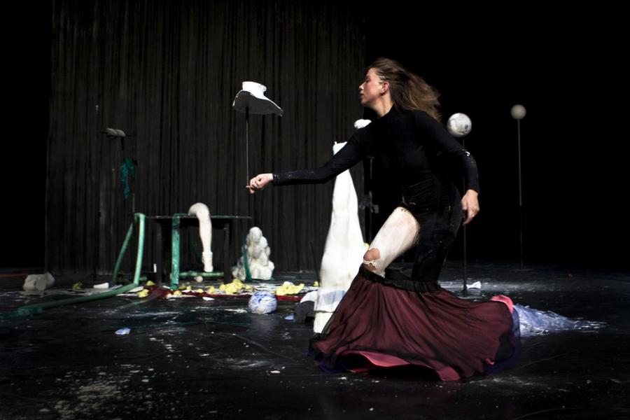 Miet Warlop, Dragging the Bone Foto: Reinout Hiel * im Rahmen der aktuellen Berichterstattung zur Berlin Art Week 2017 Miet Warlop, Dragging the Bone Foto: Reinout Hiel * im Rahmen der aktuellen Berichterstattung zur Berlin Art Week 2017
