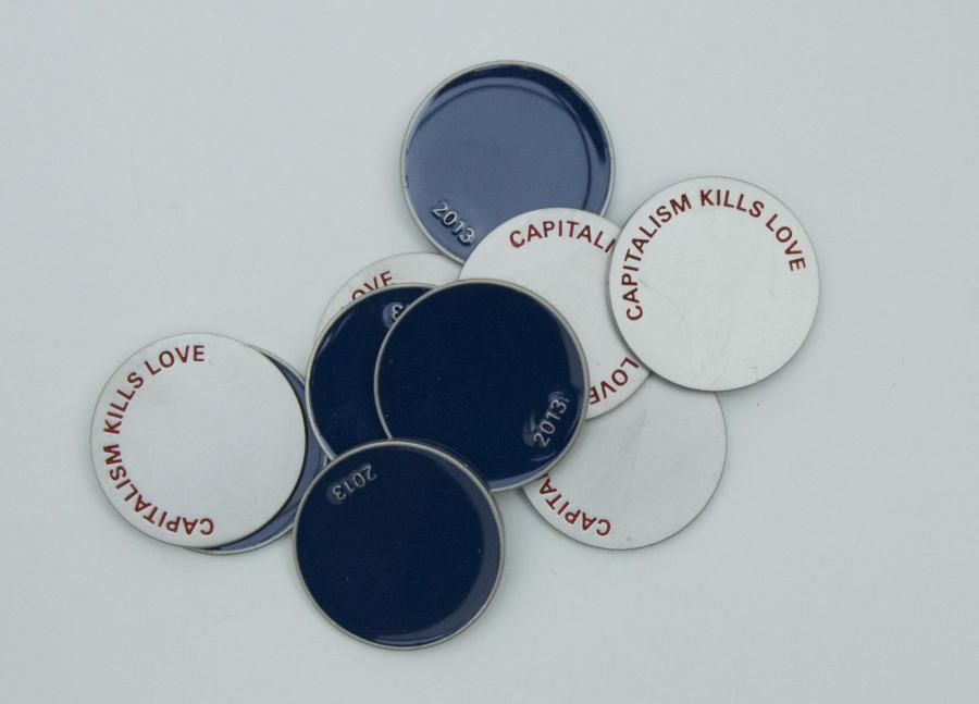Claire Fontaine, Jeton (Capitalism Kills Love), 2013 © James Thornhill / Studio Claire Fontaine. Courtesy Claire Fontaine und / and Galerie Neu, Berlin Claire Fontaine, Jeton (Capitalism Kills Love), 2013 © James Thornhill / Studio Claire Fontaine. Courtesy Claire Fontaine und / and Galerie Neu, Berlin