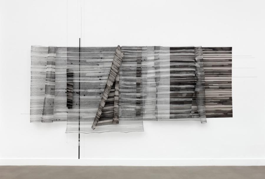 Harriet Groß, Interfernez II, 2023, Raumzeichnung mit Metallgaze, Acryl, Draht, Metallstange. Größe variabel, ca 355 x 420 cm