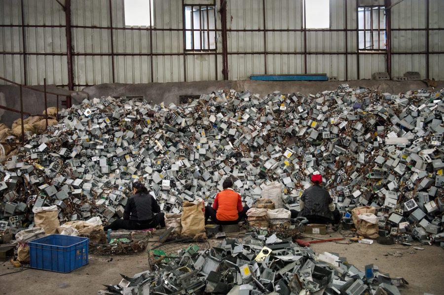 Kai Löffelbein, E-waste mountain I China, Archival giclée print, 80 x 120 cm, 2013 Kai Löffelbein, E-waste mountain I China, Archival giclée print, 80 x 120 cm, 2013