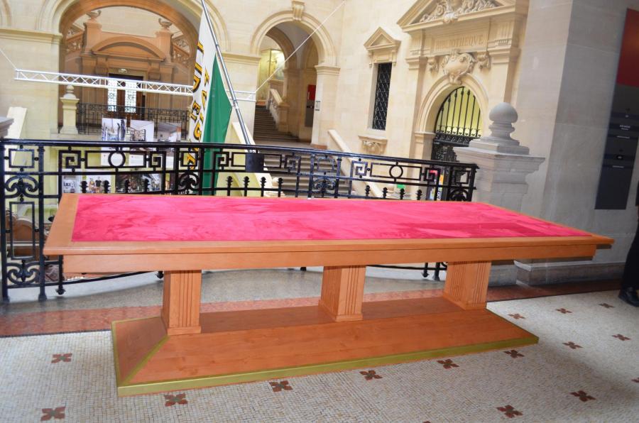 Kunstaktion von Mirkan Deniz im Palais de Rumine in Lausanne, Oktober 2015 Foto/Copyright: Sascha Ettlin Mirkan Kunstaktion von Mirkan Deniz im Palais de Rumine in Lausanne, Oktober 2015 Foto/Copyright: Sascha Ettlin Mirkan