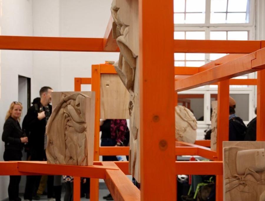 installation view Cornelia Herfurtner‘s solo exhibition Von Luftmatratzen, Stroh und anderen Waffen (22.4.-3.6.23) installation view Cornelia Herfurtner‘s solo exhibition Von Luftmatratzen, Stroh und anderen Waffen (22.4.-3.6.23)
