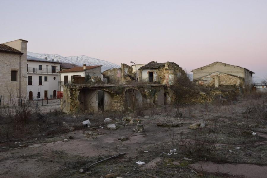 Credit: Göran Gnaudschun, Blick über Ruinen zur Piazza Umberto, Onna, 2019