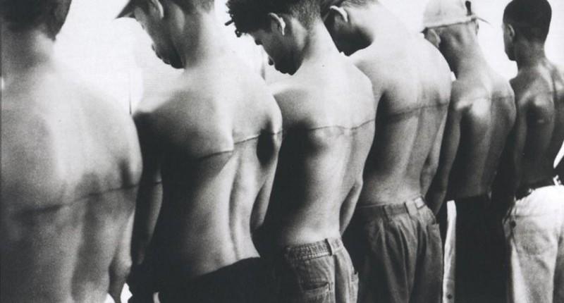 Santiago Sierra, “250 cm line tattooed on 6 paid people«”Havana, Cuba, 1999 (Video-Still) Santiago Sierra, “250 cm line tattooed on 6 paid people«”Havana, Cuba, 1999 (Video-Still)