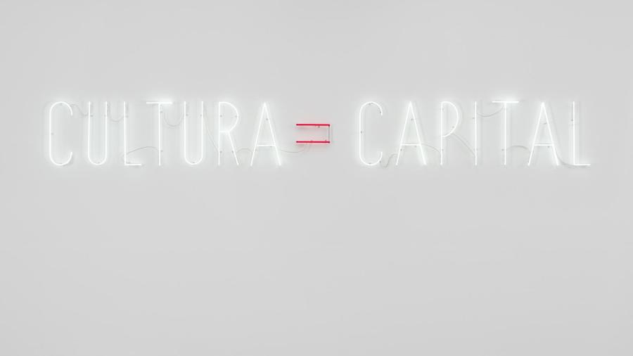 Alfredo Jaar, Cultura=Capitale, 2012, Neon, 55 x 460 cm. Courtesy Sammlung Wemhöner Alfredo Jaar, Cultura=Capitale, 2012, Neon, 55 x 460 cm. Courtesy Sammlung Wemhöner