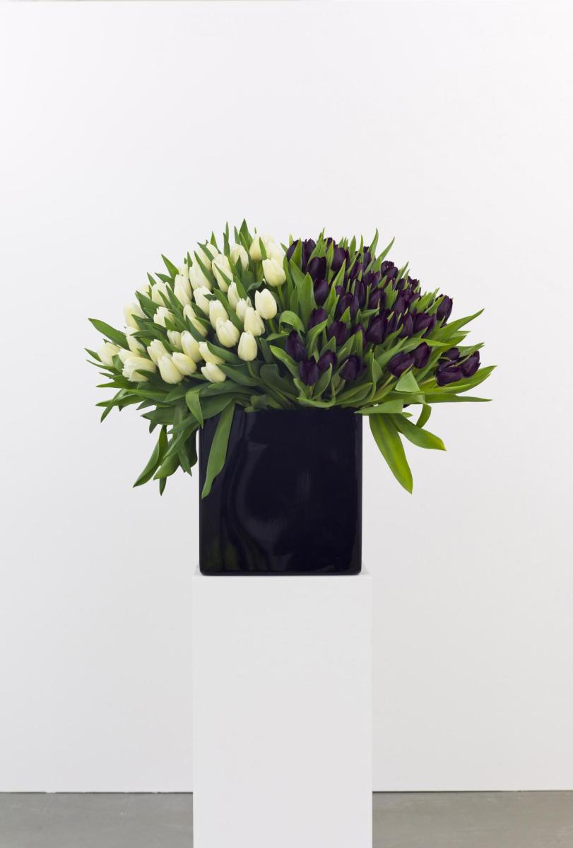 Willem de Rooij, Bouquet VI, 2010, 100 schwarze Tulpen, 100 weiße Tulpen / 100 black tulips, 100 white tulips, Vase / vase, Sockel / plinth Sammlung / Collection Stedelijk Museum, Amsterdam Willem de Rooij, Bouquet VI, 2010, 100 schwarze Tulpen, 100 weiße Tulpen / 100 black tulips, 100 white tulips, Vase / vase, Sockel / plinth Sammlung / Collection Stedelijk Museum, Amsterdam