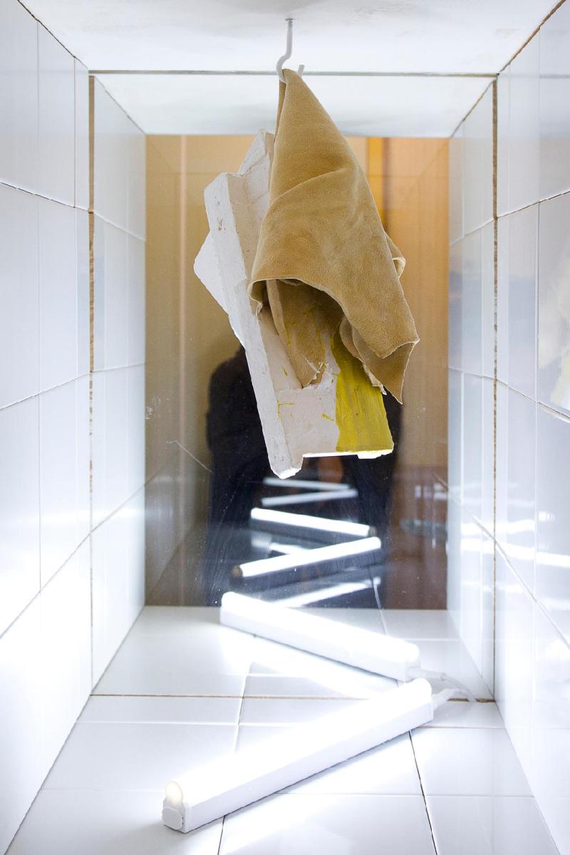 © Michael Strasser, Many Principles, 2017, Serie/Objekt, Alabastergips, Metall, Acryl, Leder, 35 x 20 x 10 cm