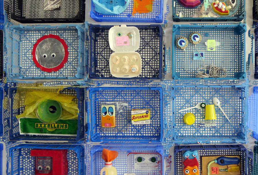 Gegenwartsverstopfung: Das Plastik starrt zurück, 2020 Stephanie Hanna von Thun und Lassen