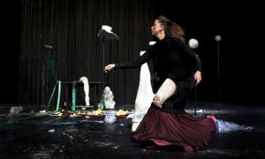 Miet Warlop, Dragging the Bone Foto: Reinout Hiel * im Rahmen der aktuellen Berichterstattung zur Berlin Art Week 2017