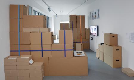 installation view Die Decke hat Ein Loch